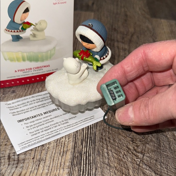 Hallmark Keepsake Ornament - A Fish For Christmas 2015 Frosty Friends - Picture 3 of 7